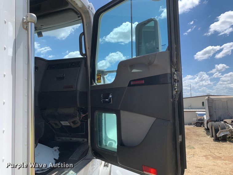 image for item EJ2871 2014 Kenworth  T660 semi truck
