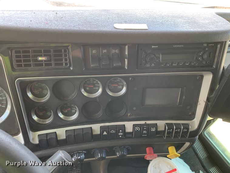 image for item EJ2871 2014 Kenworth  T660 semi truck