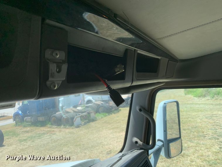 image for item EJ2871 2014 Kenworth  T660 semi truck