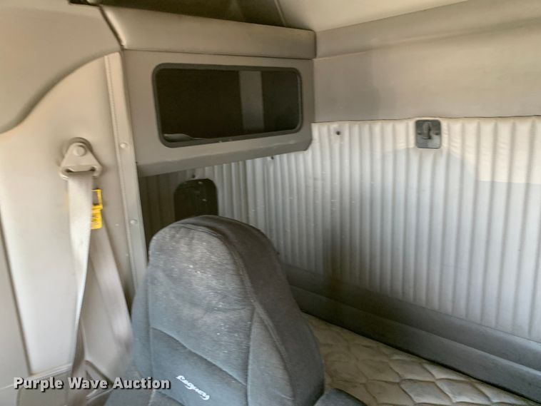 image for item EJ2871 2014 Kenworth  T660 semi truck