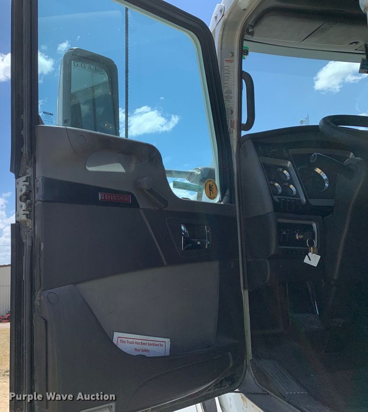 image for item EJ2871 2014 Kenworth  T660 semi truck