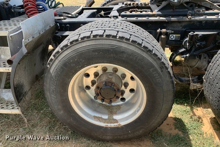 image for item EJ2871 2014 Kenworth  T660 semi truck