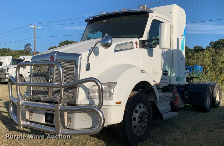 image for item EJ2872 2016 Kenworth  T880 semi truck