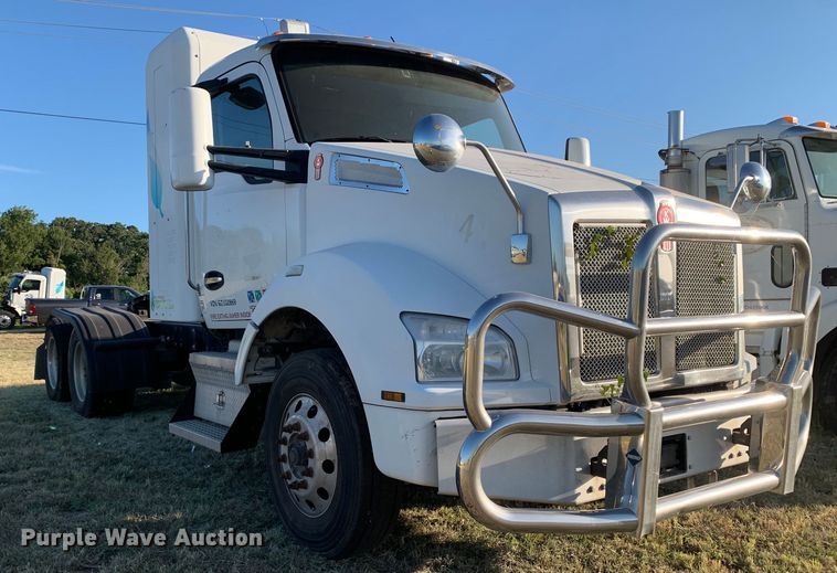 image for item EJ2872 2016 Kenworth  T880 semi truck