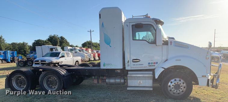 image for item EJ2872 2016 Kenworth  T880 semi truck