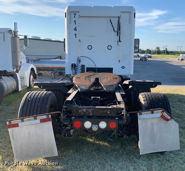 image for item EJ2872 2016 Kenworth  T880 semi truck