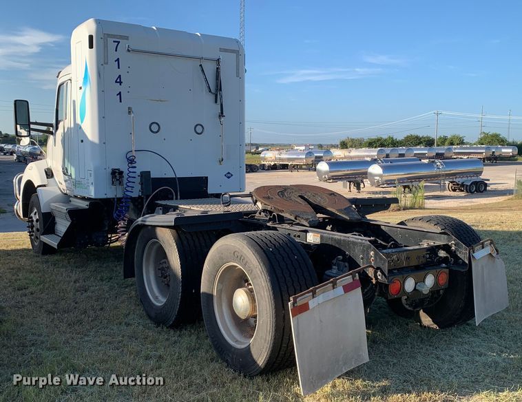 image for item EJ2872 2016 Kenworth  T880 semi truck