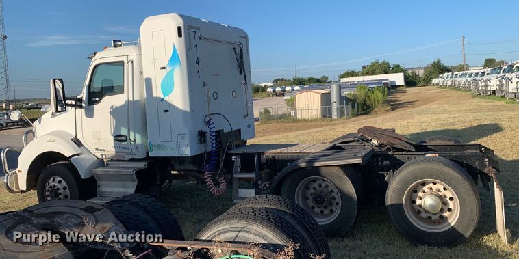 image for item EJ2872 2016 Kenworth  T880 semi truck
