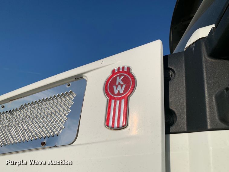 image for item EJ2872 2016 Kenworth  T880 semi truck