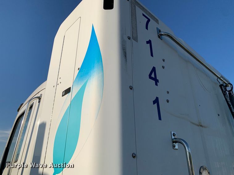 image for item EJ2872 2016 Kenworth  T880 semi truck