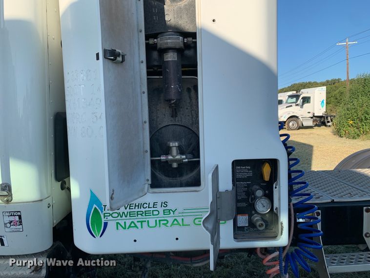 image for item EJ2872 2016 Kenworth  T880 semi truck