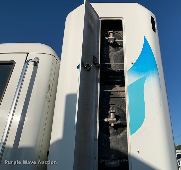 image for item EJ2872 2016 Kenworth  T880 semi truck