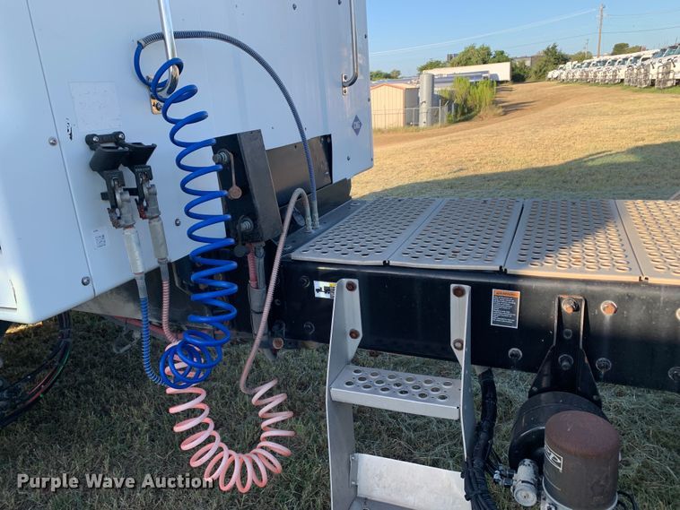 image for item EJ2872 2016 Kenworth  T880 semi truck