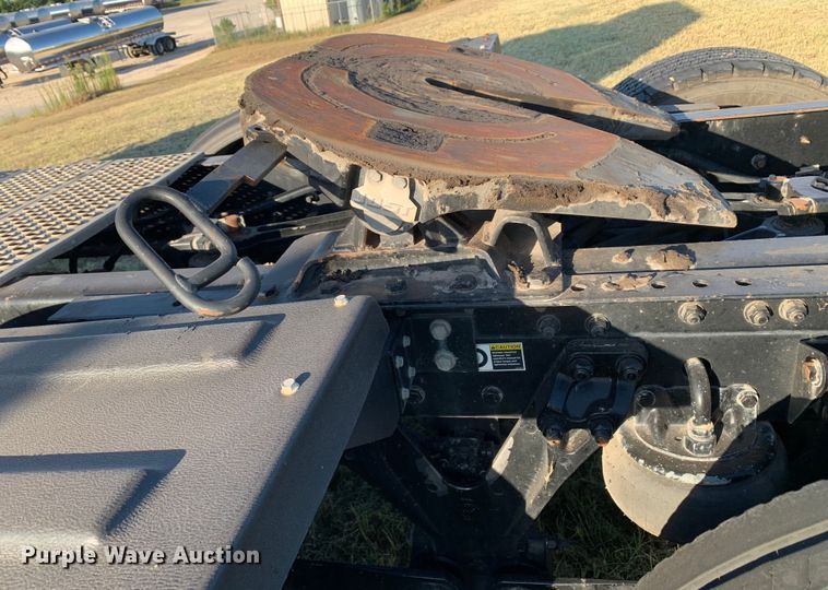 image for item EJ2872 2016 Kenworth  T880 semi truck