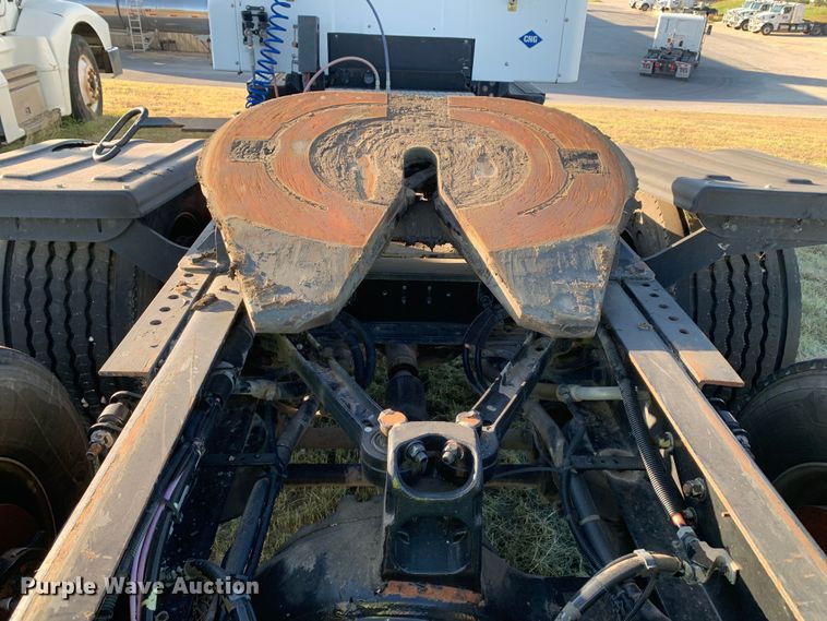 image for item EJ2872 2016 Kenworth  T880 semi truck