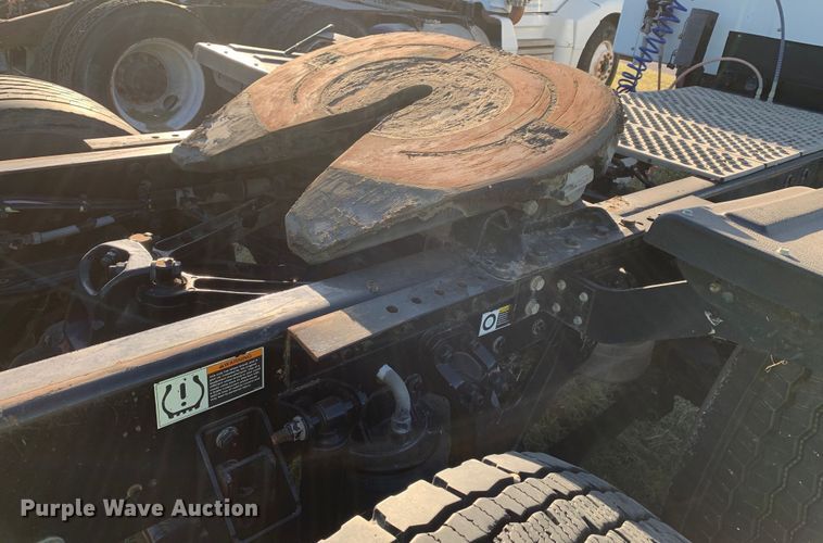 image for item EJ2872 2016 Kenworth  T880 semi truck