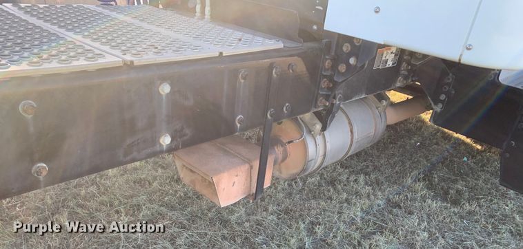 image for item EJ2872 2016 Kenworth  T880 semi truck