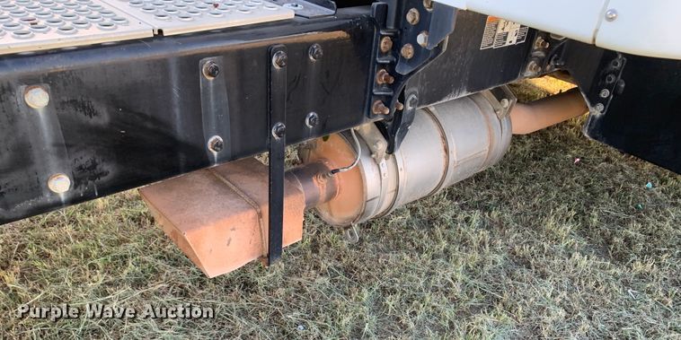 image for item EJ2872 2016 Kenworth  T880 semi truck