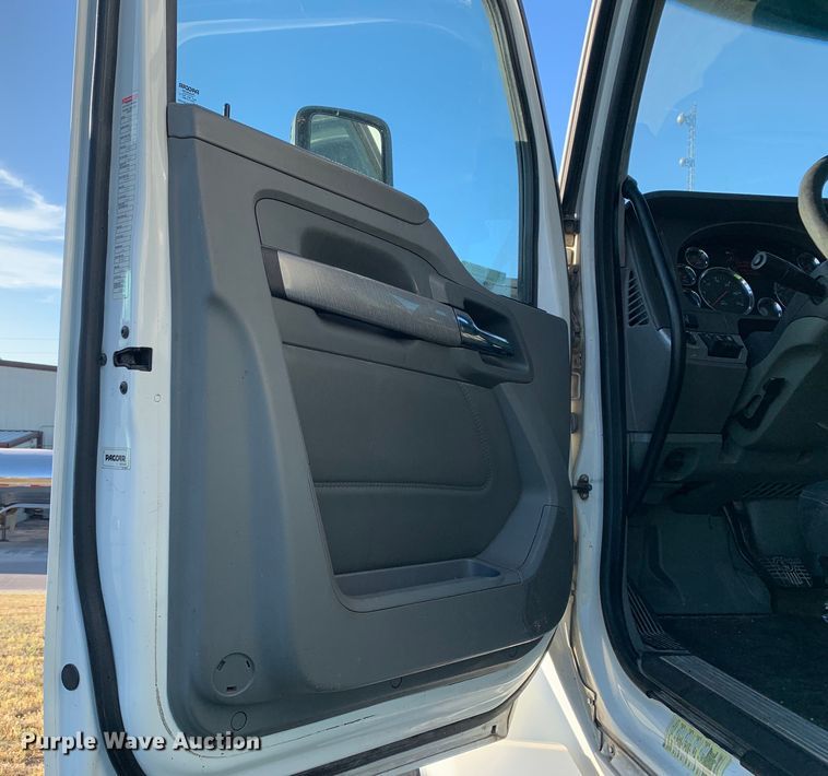 image for item EJ2872 2016 Kenworth  T880 semi truck