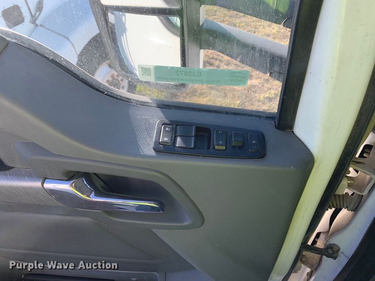 image for item EJ2872 2016 Kenworth  T880 semi truck