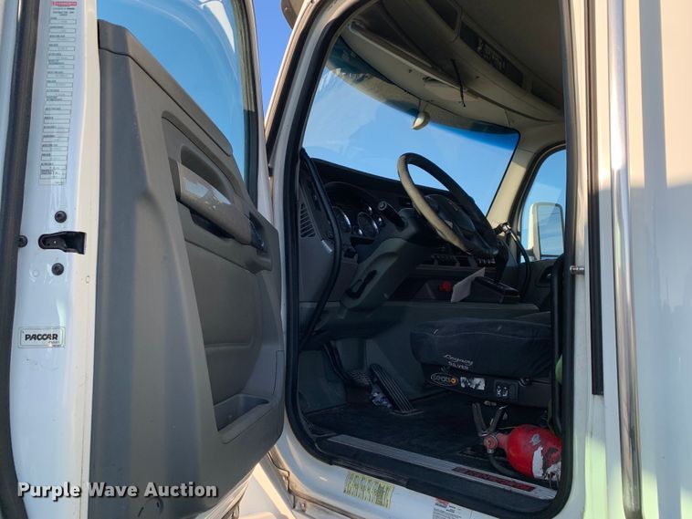 image for item EJ2872 2016 Kenworth  T880 semi truck