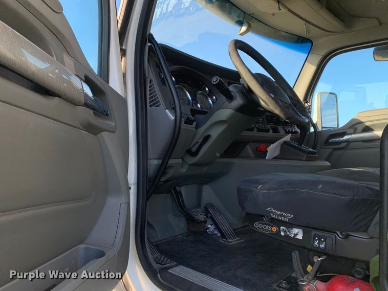 image for item EJ2872 2016 Kenworth  T880 semi truck