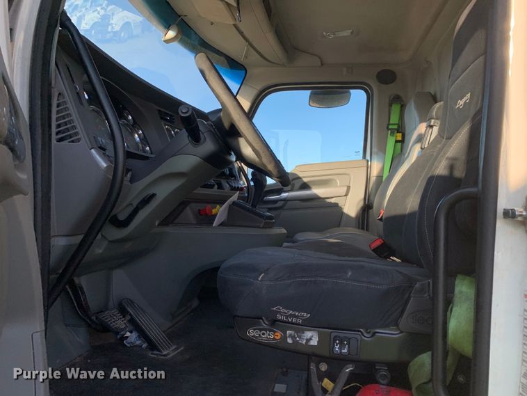 image for item EJ2872 2016 Kenworth  T880 semi truck