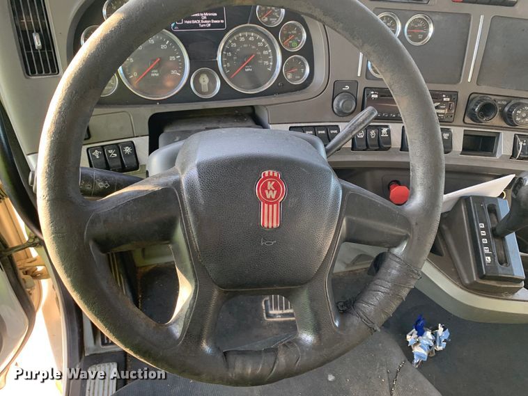 image for item EJ2872 2016 Kenworth  T880 semi truck