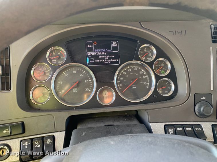 image for item EJ2872 2016 Kenworth  T880 semi truck