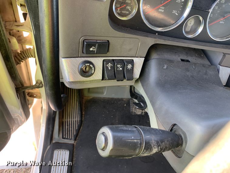 image for item EJ2872 2016 Kenworth  T880 semi truck