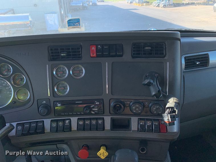 image for item EJ2872 2016 Kenworth  T880 semi truck