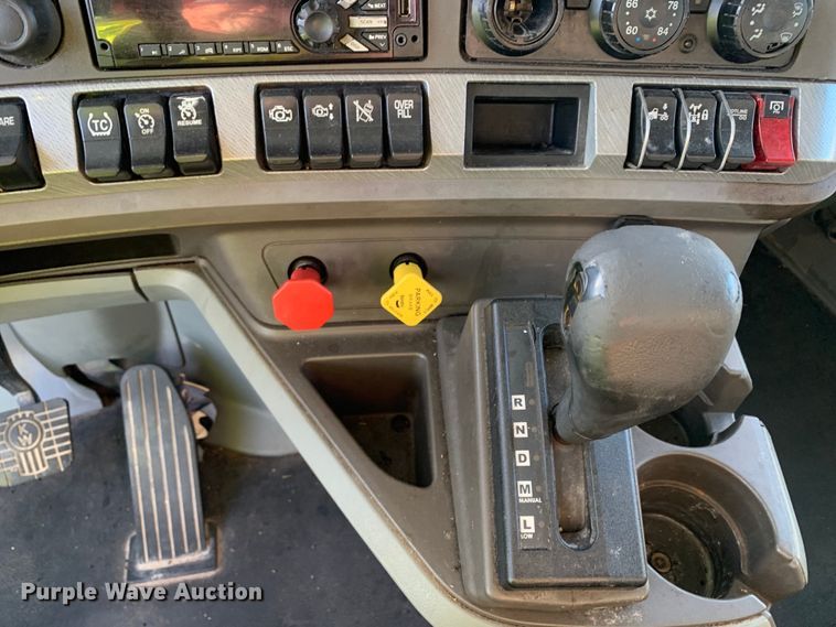 image for item EJ2872 2016 Kenworth  T880 semi truck