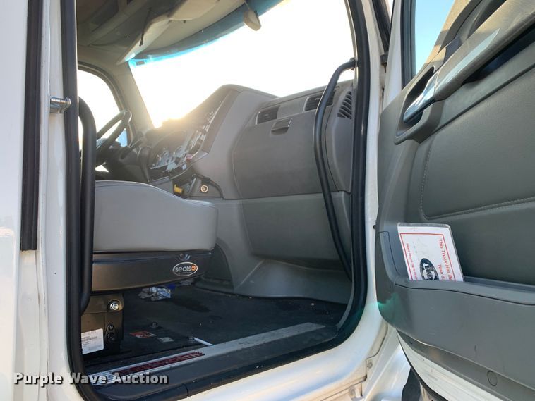 image for item EJ2872 2016 Kenworth  T880 semi truck