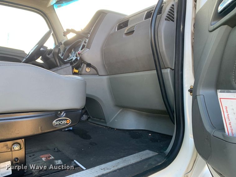 image for item EJ2872 2016 Kenworth  T880 semi truck