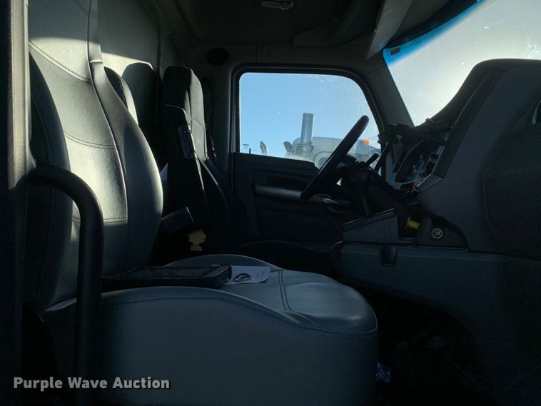image for item EJ2872 2016 Kenworth  T880 semi truck