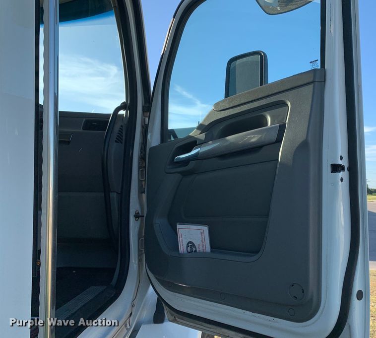 image for item EJ2872 2016 Kenworth  T880 semi truck
