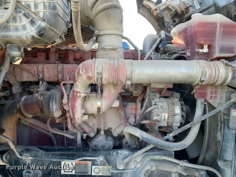 image for item EJ2872 2016 Kenworth  T880 semi truck