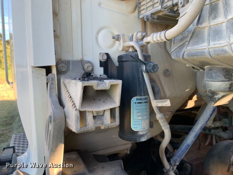 image for item EJ2872 2016 Kenworth  T880 semi truck