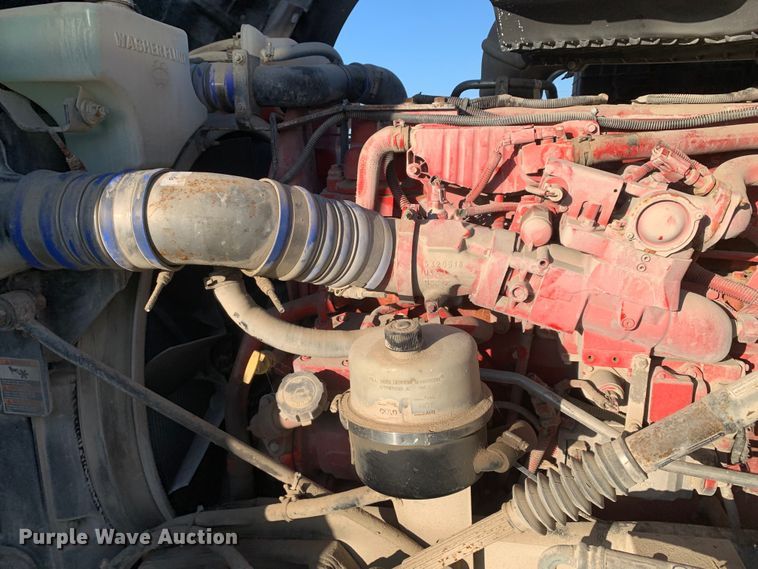 image for item EJ2872 2016 Kenworth  T880 semi truck