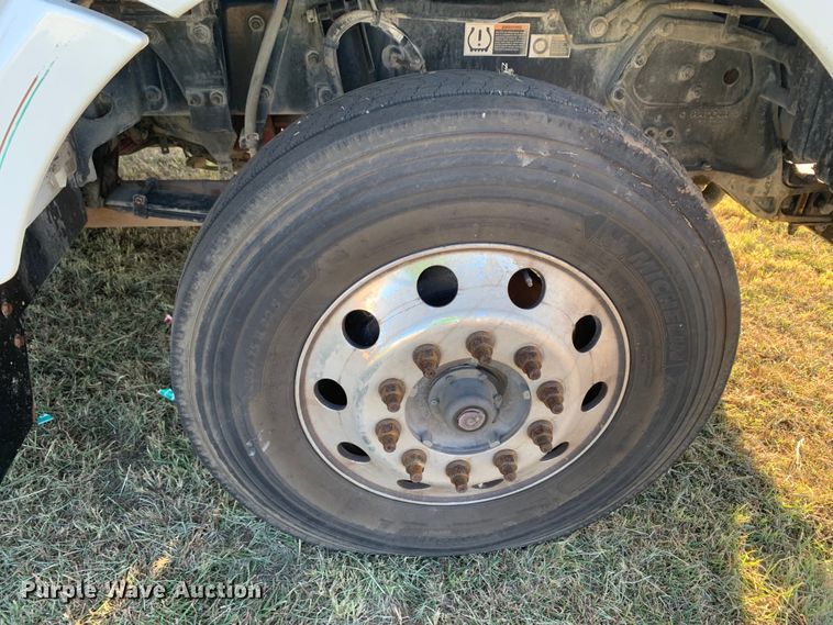 image for item EJ2872 2016 Kenworth  T880 semi truck