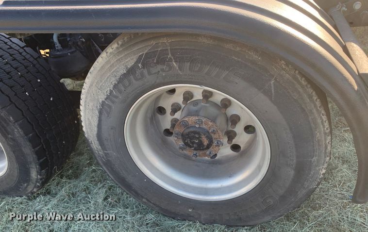 image for item EJ2872 2016 Kenworth  T880 semi truck