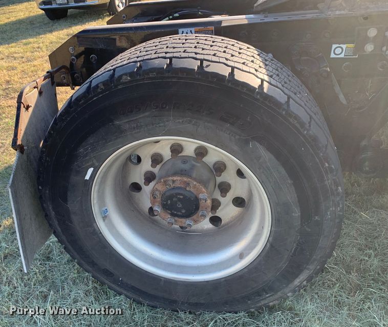 image for item EJ2872 2016 Kenworth  T880 semi truck