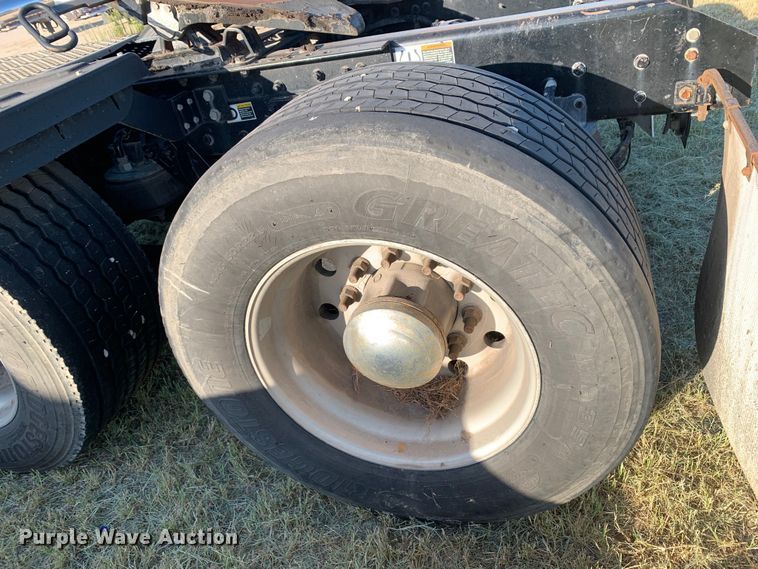 image for item EJ2872 2016 Kenworth  T880 semi truck