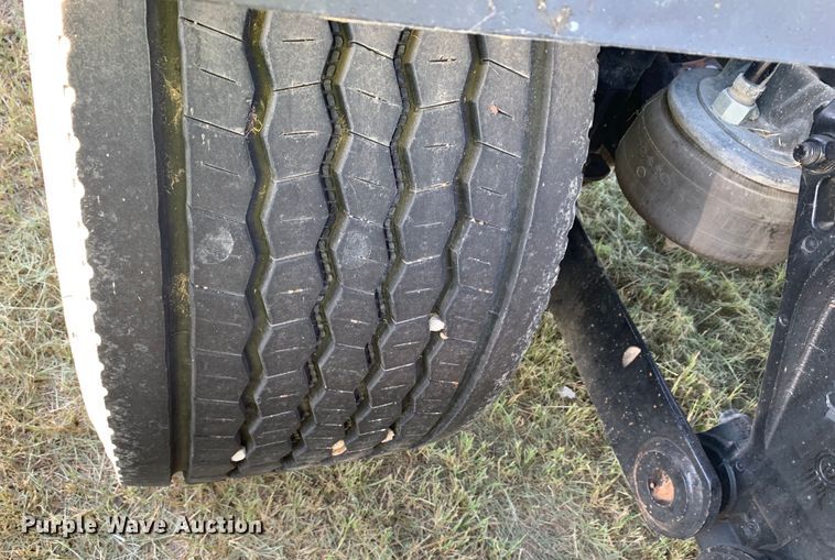 image for item EJ2872 2016 Kenworth  T880 semi truck