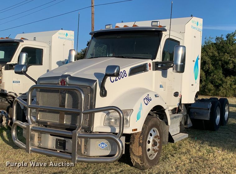 image for item EJ2873 2020 Kenworth  T880 semi truck