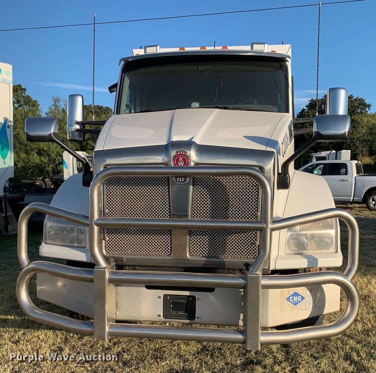 image for item EJ2873 2020 Kenworth  T880 semi truck