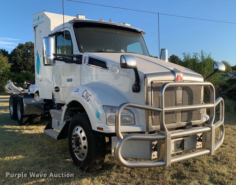 image for item EJ2873 2020 Kenworth  T880 semi truck