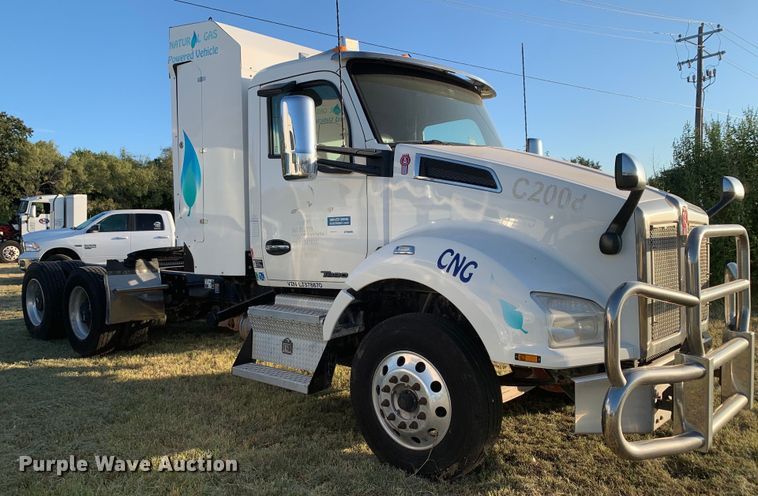 image for item EJ2873 2020 Kenworth  T880 semi truck