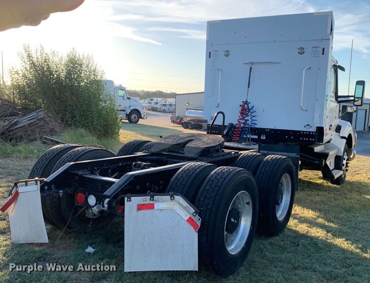 image for item EJ2873 2020 Kenworth  T880 semi truck