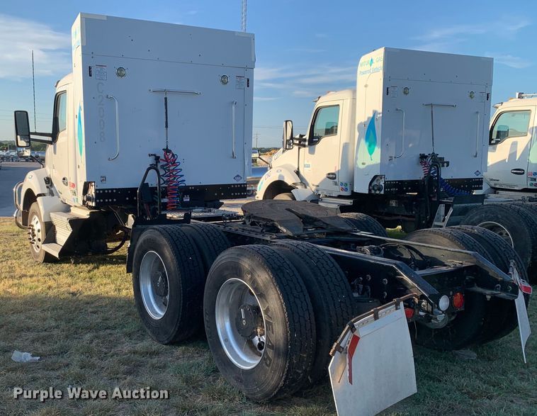 image for item EJ2873 2020 Kenworth  T880 semi truck